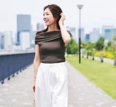 【残暑〜秋まで】いつものトップスが垢抜ける！40代の「万能ワイドパンツ」3選