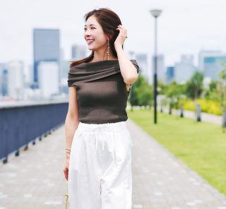 【残暑〜秋まで】いつものトップスが垢抜ける！40代の「万能ワイドパンツ」3選
