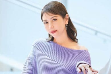 【秋トップス3選】晩夏〜活躍するのは「デザインネック」！40代が垢抜ける形は？
