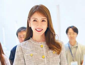 オシャレ40代に【金ボタンジャケット】が流行中！涼しいのに秋っぽい〈3選〉