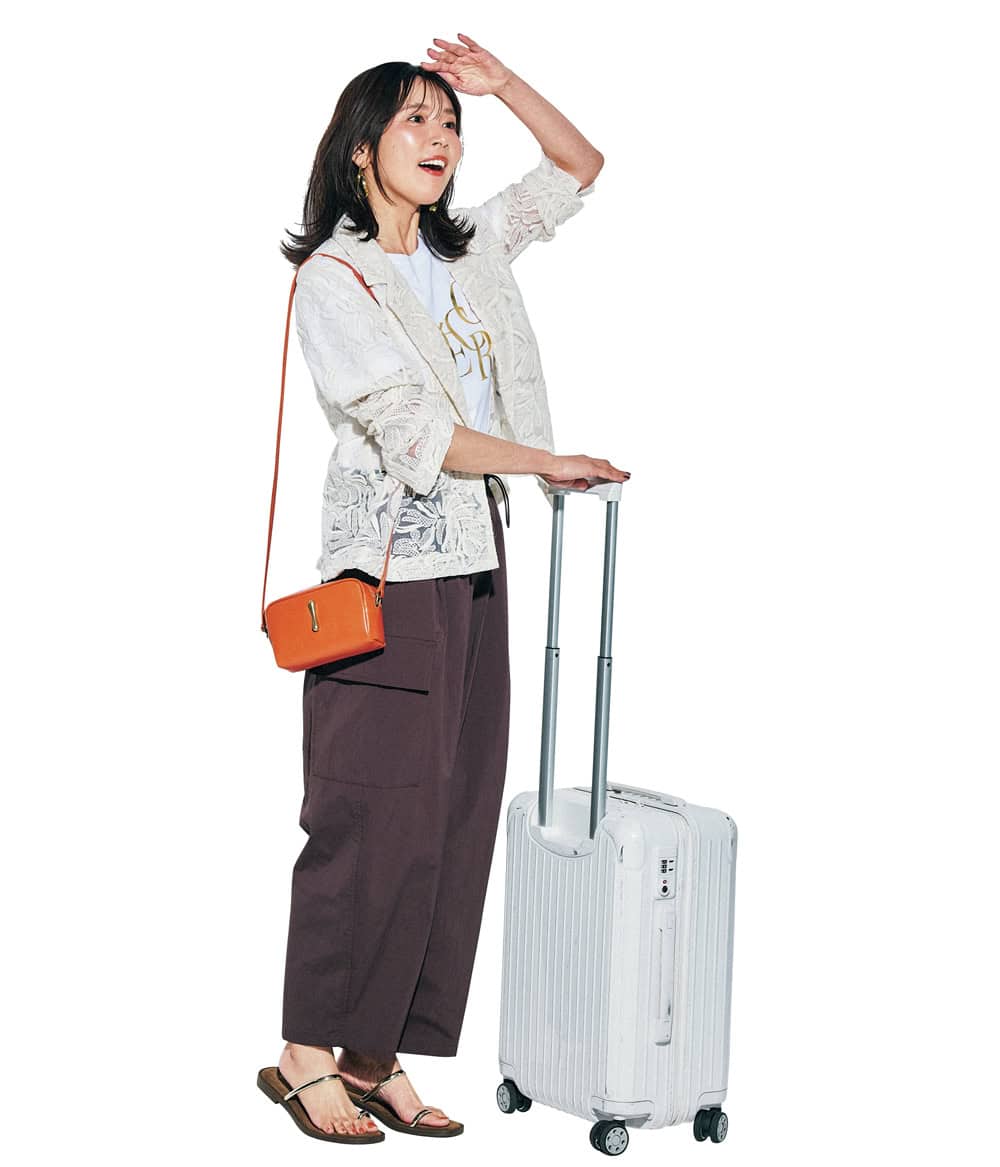 明希知美 レースジャケット ブラウンパンツ サンダル 旅コーデ