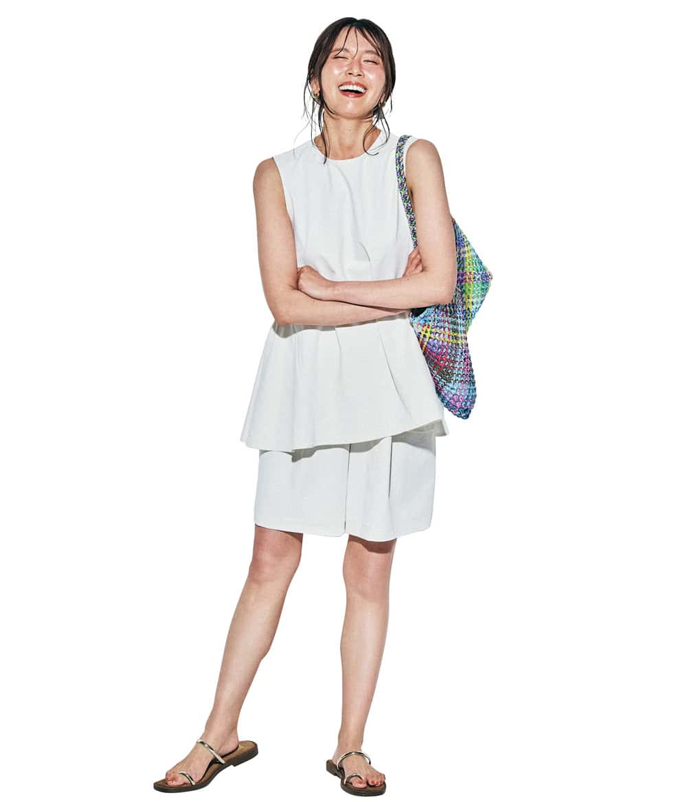 明希知美 ノースリーブトップス ショートパンツ サンダル コーデ