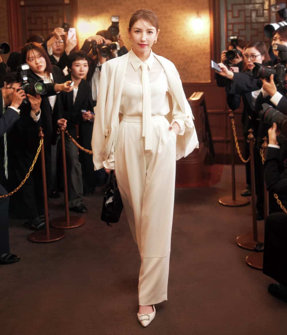 美香 白パンツスーツ ボウタイブラウス コーデ