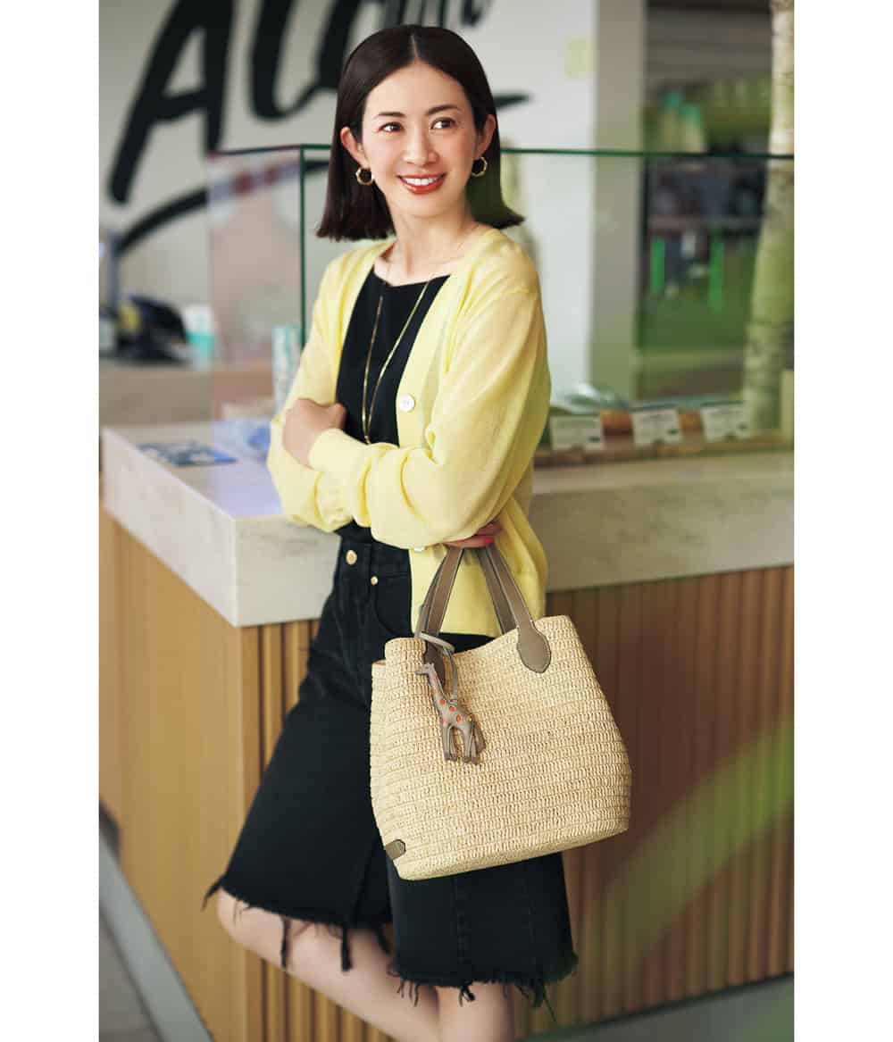 高垣麗子 イエローカーディガン デニムハーフパンツ ラフィアバッグ コーデ