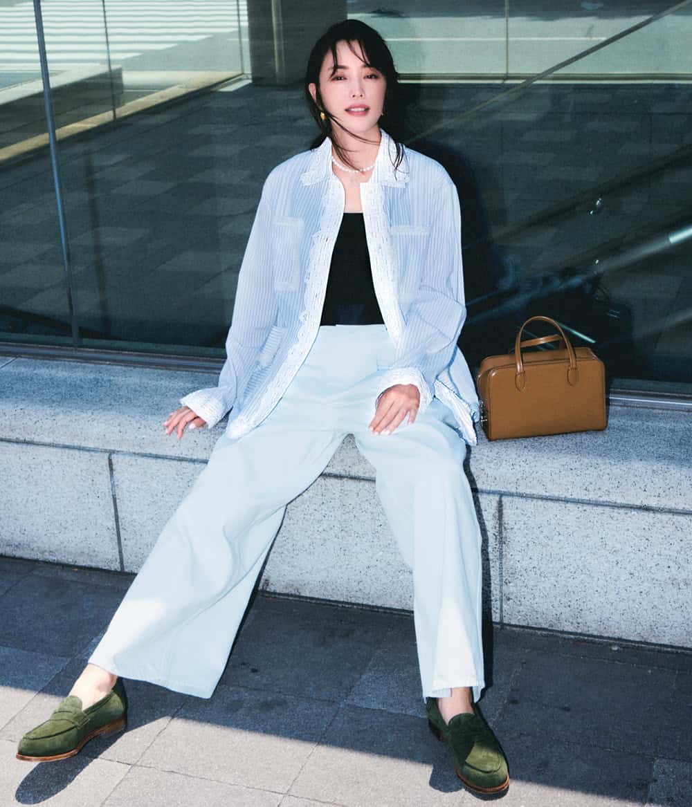 蛯原友里 シャツ パンツ ローファー バッグ コーデ