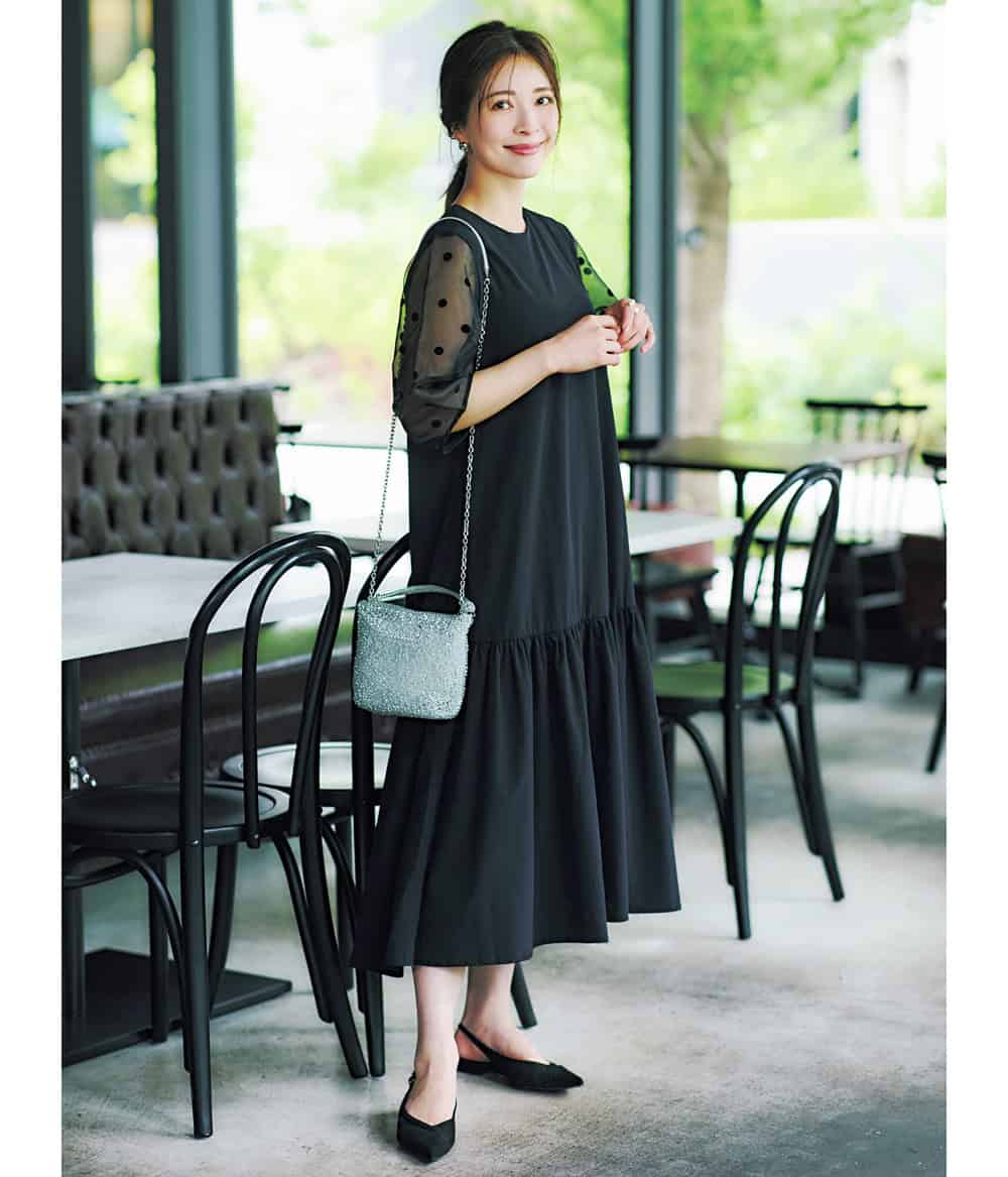 西山真以 黒ワンピース コーデ