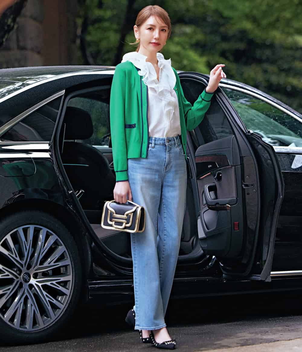 美香 フリルブラウス デニムパンツ グリーンカーディガン コーデ