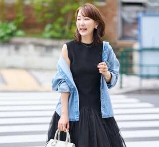 【40代の黒ワンピ】「地味見え」「重たく見える」を回避する華やぎテク3選