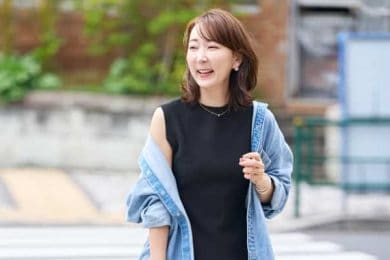 【40代の黒ワンピ】「地味見え」「重たく見える」を回避する華やぎテク3選