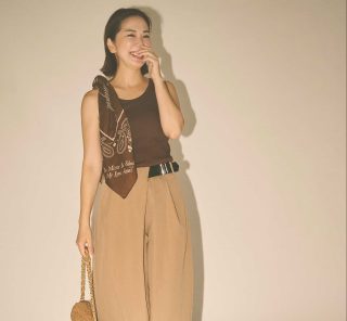8月後半からは【ベージュパンツ】が活躍！「涼しいのに秋っぽい」を叶える40代の着こなし3選