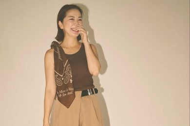 8月後半からは【ベージュパンツ】が活躍！「涼しいのに秋っぽい」を叶える40代の着こなし3選