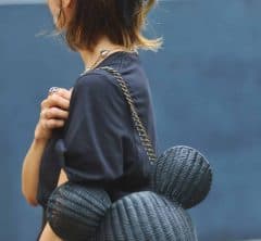 「ほぼクロ」垢抜けるコツは? × “ラフィア”バッグが正解だった!【SNAP6選】