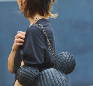 「ほぼクロ」垢抜けるコツは？ × “ラフィア”バッグが正解だった！【SNAP6選】