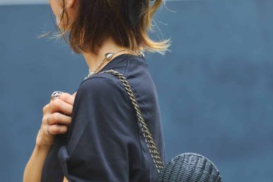 「ほぼクロ」垢抜けるコツは？ × “ラフィア”バッグが正解だった！【SNAP6選】