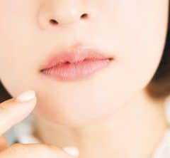 【韓国コスメ】名品は？”唇の縦ジワ”も目立たない！韓国流「ふっくらリップ」の作り方