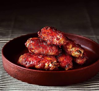 【10分で韓国ご飯】”甘辛ダレ”で簡単「手羽中ヤンニョムチキン」レシピ。アレンジ麺も！