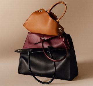 【カルティエ】名品「クラッシュ ドゥ カルティエ」のジュエリークラスプが煌めく新作トートバッグが発売！