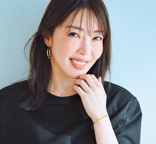 「Tシャツ1枚でも手抜きに見えない」コツは【アクセサリー＆リップ】選びにあり！40代の最適解をプロが伝授