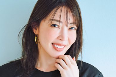 「Tシャツ1枚でも手抜きに見えない」コツは【アクセサリー＆リップ】選びにあり！40代の最適解をプロが伝授
