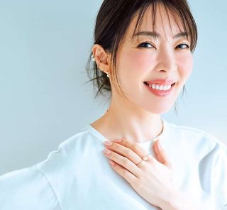 【40代コンサバ派】白Tの正解が決定！「パール×ゴールドアクセ」でヘルシーに〈大野真理子さん×佐藤佳菜子さん〉