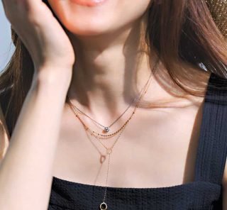 「ワンピ1枚じゃ地味…」を一新！40代を上品に盛る【ネックレス重ねづけ】の正解は？