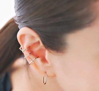 【3万円〜】ピアスより今っぽい！「華奢イヤカフ」40代が選ぶなら？〈スタージュエリー〉