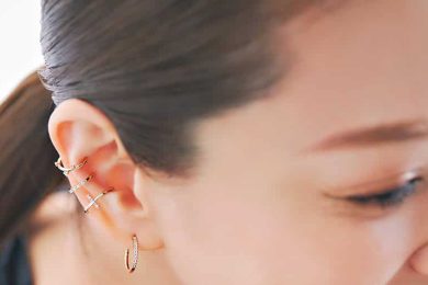 【イヤカフ＆ピアス】は「片耳盛り」で華やぐ！40代が一気に垢抜ける”レイヤード術”