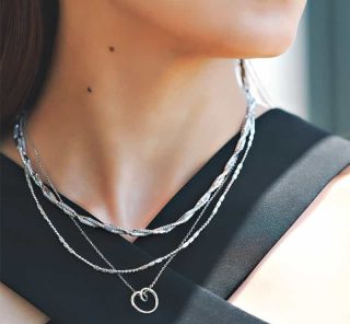 〈トップスの余白が目立つ〉お悩みに。”チェーンが主役”の【ネックレス】が最適解！最旬名品3選