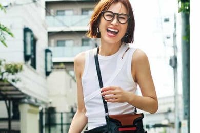 定番コーデに飽きたら。晩夏を乗り切る【技ありトップス】SNAP4選！話題の「肩パッドT」も