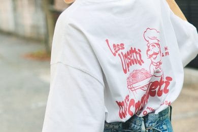 40代「二の腕問題」に終止符！【袖長めTシャツ、肩がけ…】ご近所オシャレ〈SNAP8選〉