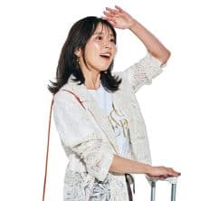 【40代の夏旅コーデ】ロゴT×パンツにレース羽織りでオシャレも冷房対策も万全