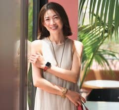 【40代の夏旅コーデ】リラクシーなワンピにバッグで色を効かせて旅の高揚感を演出
