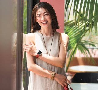 【40代の夏旅コーデ】リラクシーなワンピにバッグで色を効かせて旅の高揚感を演出