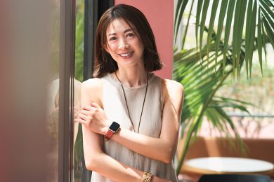 【40代の夏旅コーデ】リラクシーなワンピにバッグで色を効かせて旅の高揚感を演出