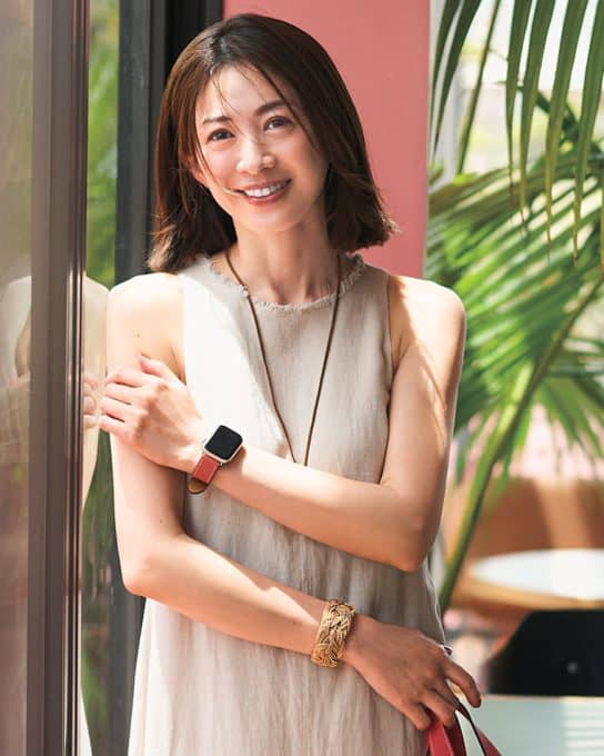 【40代の夏旅コーデ】リラクシーなワンピにバッグで色を効かせて旅の高揚感を演出