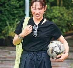 夏休みの「送迎コーデ」は【ほぼ黒】で洒落る!ママスタイリストが”モード感”を足すコツは?