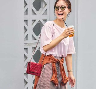 【Tシャツ×ワイドパンツ】40代が着映えるコツは「小物使い」にアリ！〈ライターSNAP〉