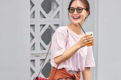 【Tシャツ×ワイドパンツ】40代が着映えるコツは「小物使い」にアリ！〈ライターSNAP〉