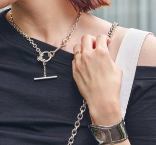 〈所持率No.1〉オシャレ40代に【ティファニー】の「名品バングル」が大流行中！垢抜けコーデ〈4選〉