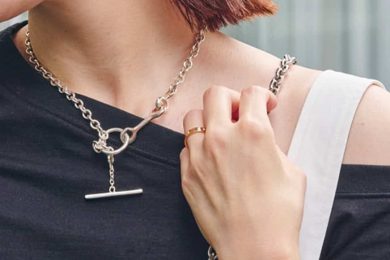 〈所持率No.1〉オシャレ40代に【ティファニー】の「名品バングル」が大流行中！垢抜けコーデ〈4選〉