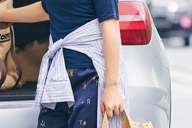 休日は「リッチなゴムパンツ」頼り！ラクに洒落る、人気スタイリストの【ご近所オシャレ】を公開！