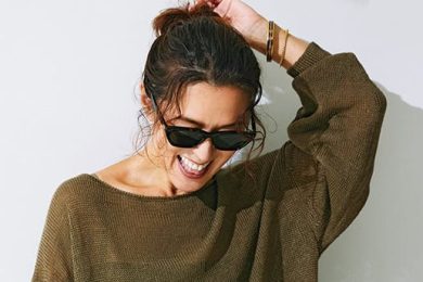 【大草直子さん】秋の朝は「透けニット×バンドゥ」一択！40代の垢抜け鉄板コーデ
