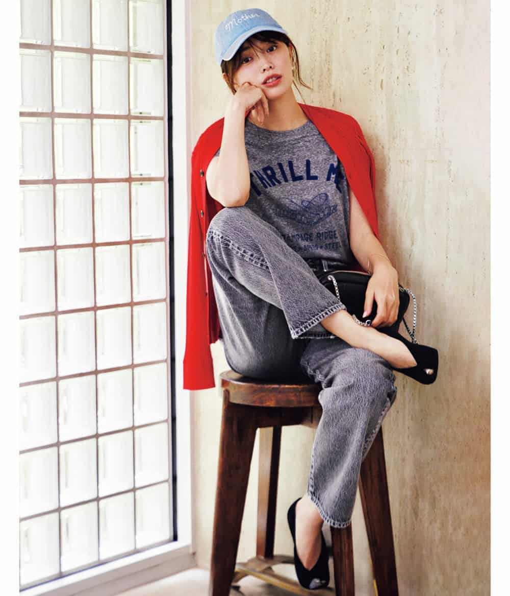 蛯原友里 ロゴTシャツ デニムパンツ 赤カーディガン キャップ コーデ