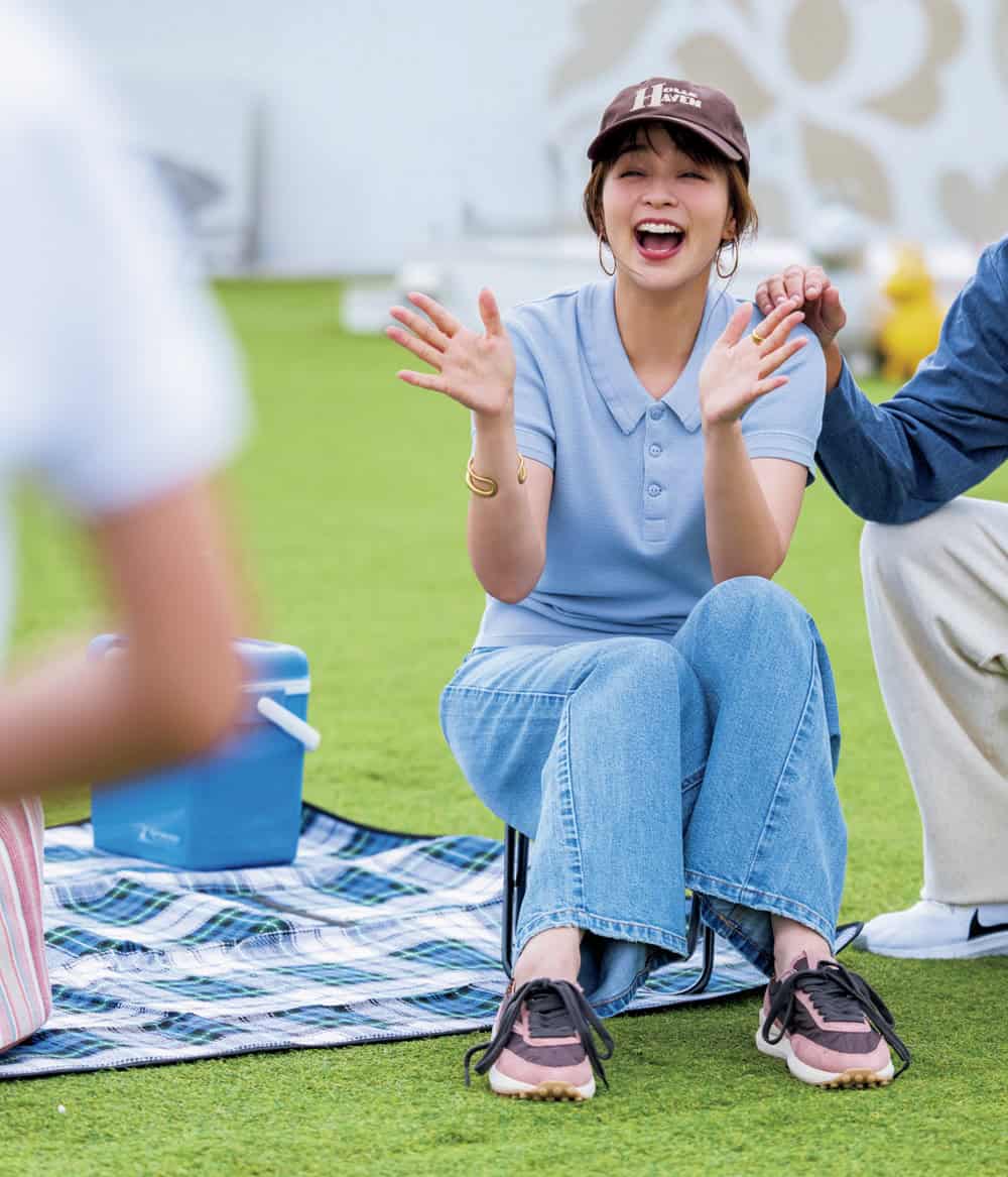 加藤ローサ ブルーポロニット デニムパンツ キャップ スニーカー 運動会コーデ