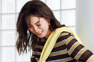 「ニット＆カーデ」の【肩掛け】でラクに洒落る！大人がこなれる〈コーデ6選〉