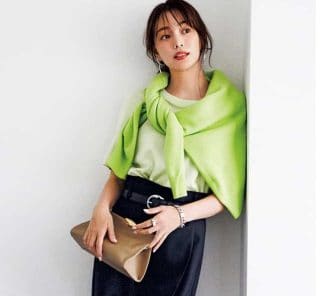 パンツもトップスも。40代の旬色は【ネイビー】に移行！スタイリストが推す「色合わせ」3選
