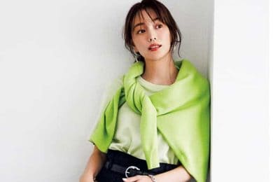パンツもトップスも。40代の旬色は【ネイビー】に移行！スタイリストが推す「色合わせ」3選
