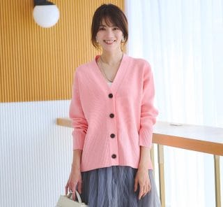 脱・地味見え！暗くなりがちな秋冬に頼れる、着るだけで安心の「盛り名品」2選