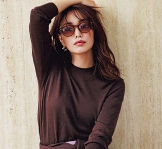【40代のカラーコーデ】ブラウンニット×くすみピンクのタイトスカートで女っぽく