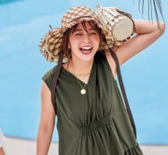 【40代の旅行コーデ】秋色カーキのドラマティックなワンピースでリゾートへ